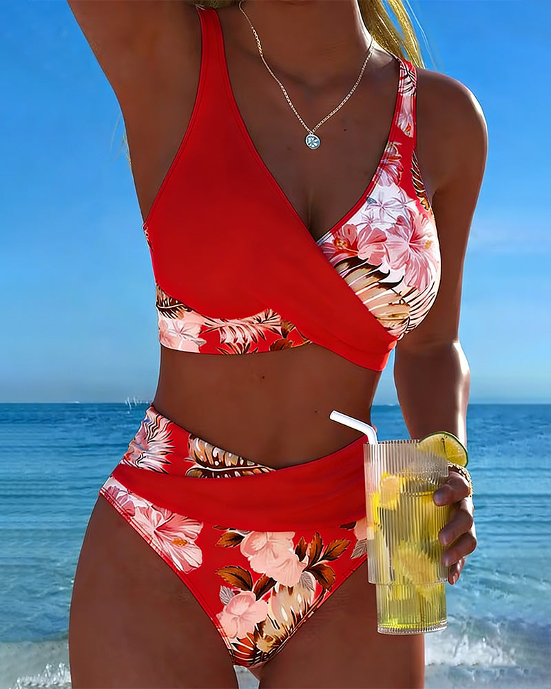 Bikini sa kontrastnim cvetnim uzorkom i rezom