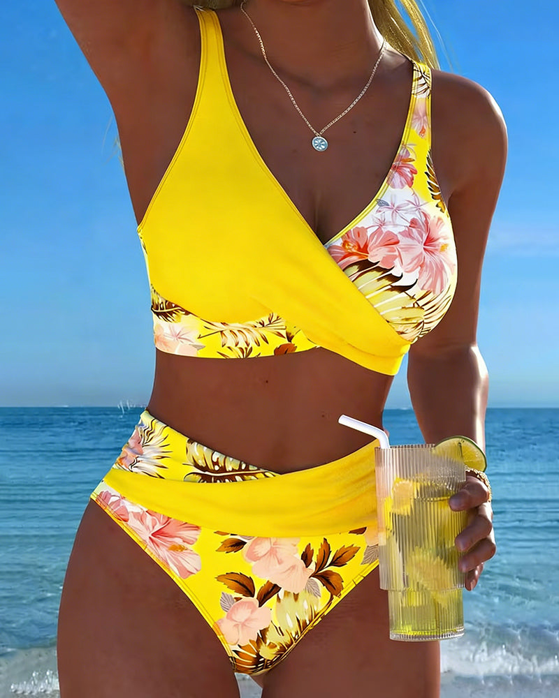 Bikini sa kontrastnim cvetnim uzorkom i rezom